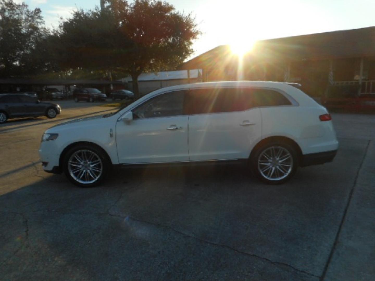 2013 WHITE LINCOLN MKT BASE (2LMHJ5AT1DB) , located at 10405 Abercorn Street, Savannah, GA, 31419, (912) 921-8965, 31.988262, -81.131760 - Photo#1